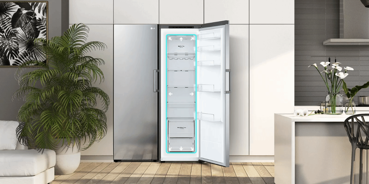 Απεικονίζεται η σκούπα σε λειτουργία σε σκονησμένο δάπεδο.